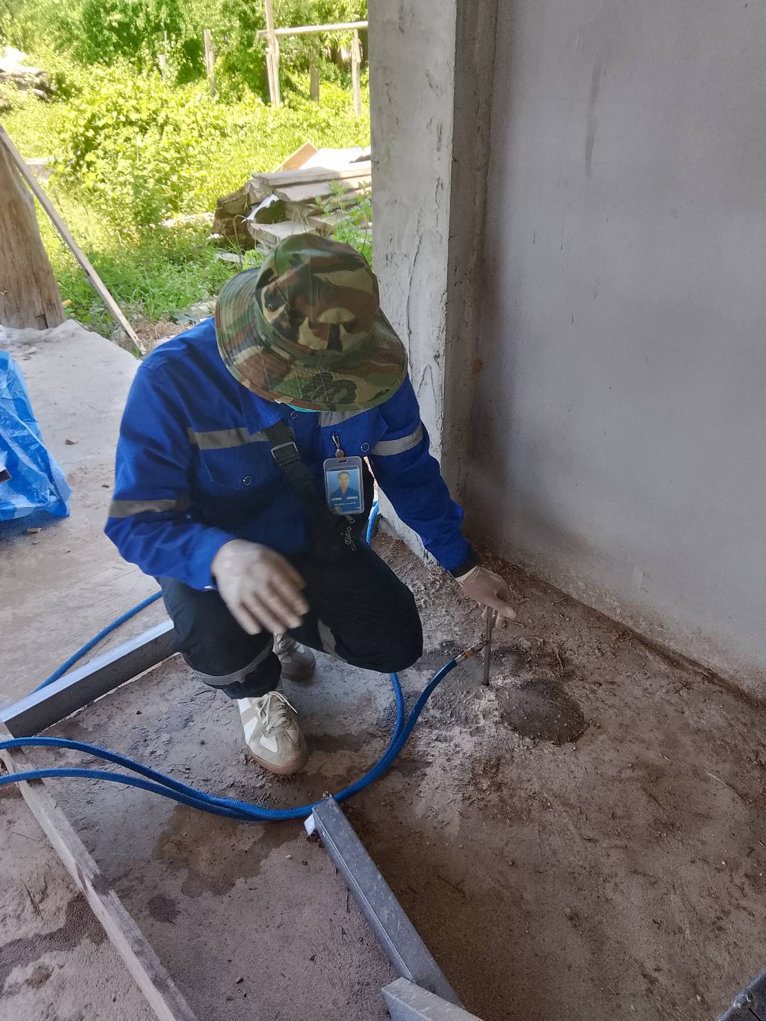 อัดน้ำยาลงให้พื้นป้องกันปลวกเข้าบ้าน